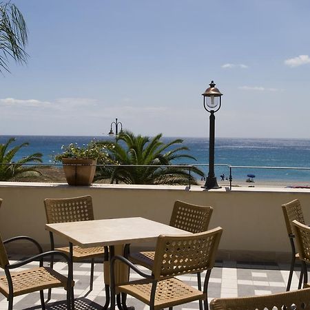 Palazzo Reginella Aparthotel Bovalino Marina Buitenkant foto