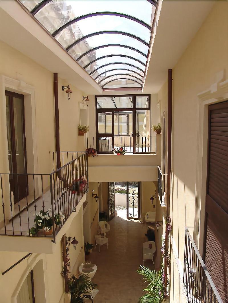 Palazzo Reginella Aparthotel Bovalino Marina Buitenkant foto