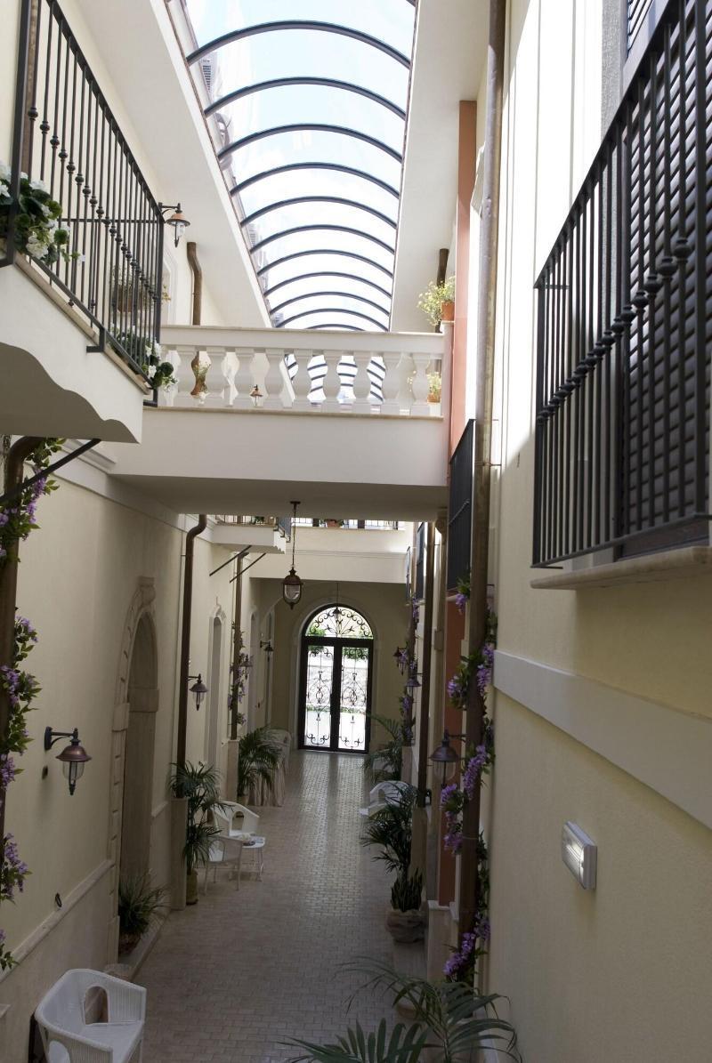 Palazzo Reginella Aparthotel Bovalino Marina Buitenkant foto