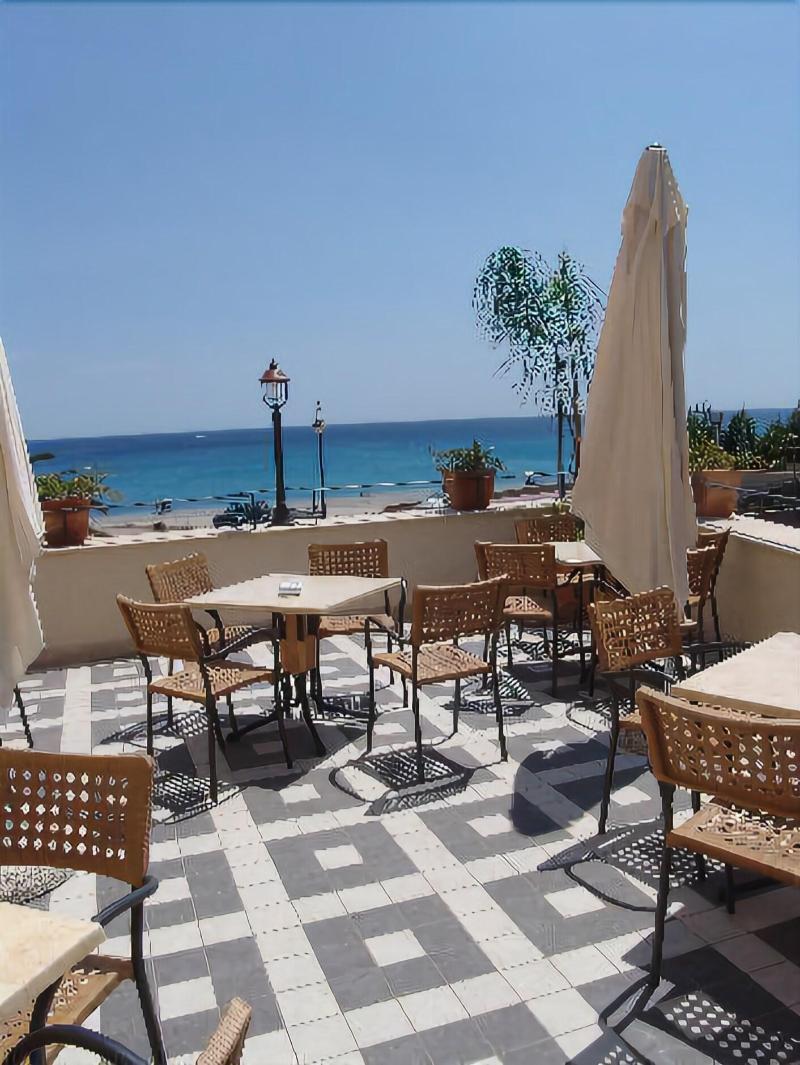 Palazzo Reginella Aparthotel Bovalino Marina Buitenkant foto