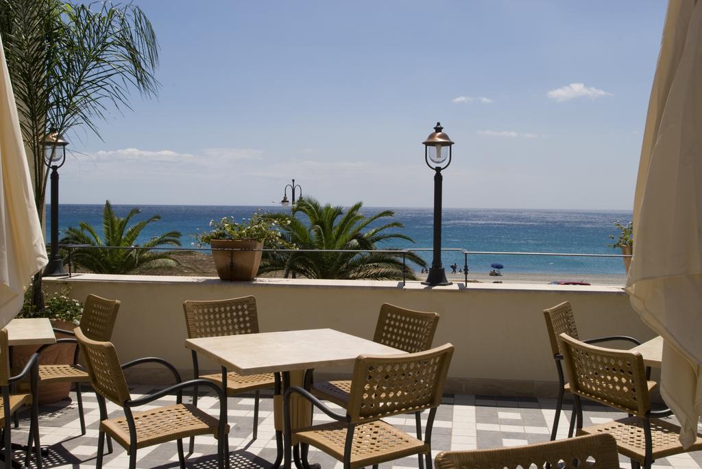 Palazzo Reginella Aparthotel Bovalino Marina Buitenkant foto