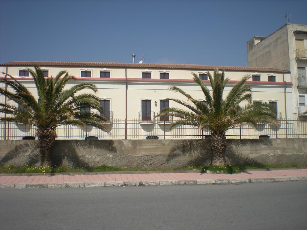 Palazzo Reginella Aparthotel Bovalino Marina Buitenkant foto