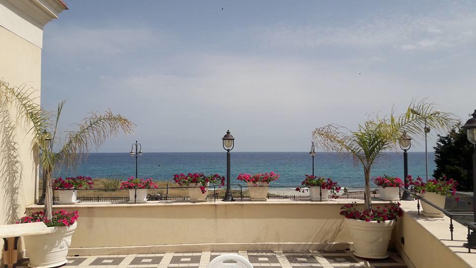 Palazzo Reginella Aparthotel Bovalino Marina Buitenkant foto