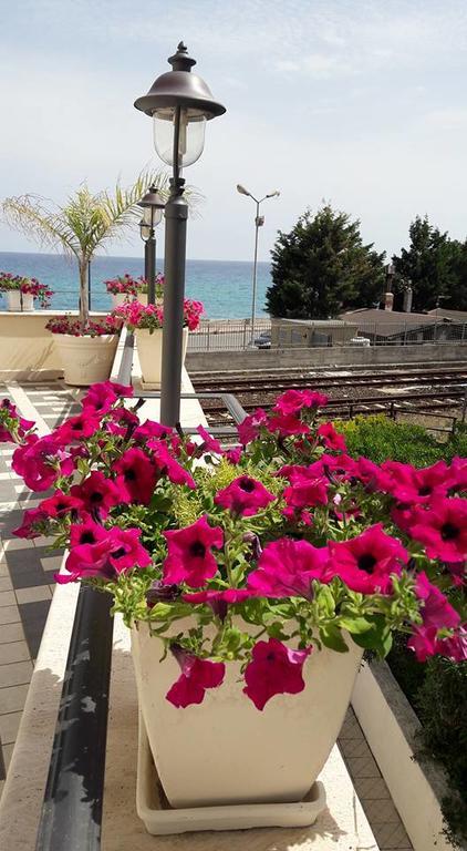 Palazzo Reginella Aparthotel Bovalino Marina Buitenkant foto